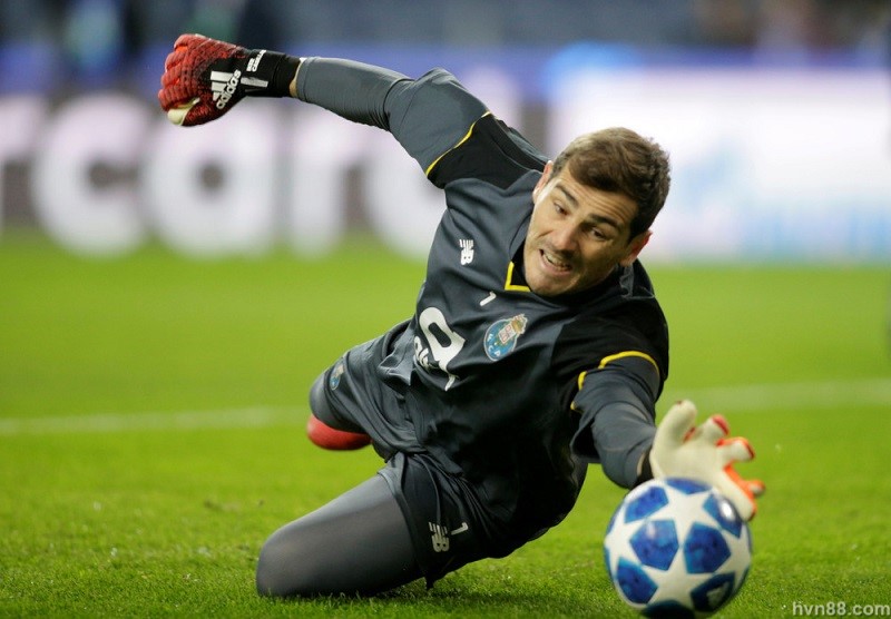 TOP 5 best goalkeepers in the world in the 21st century (1)